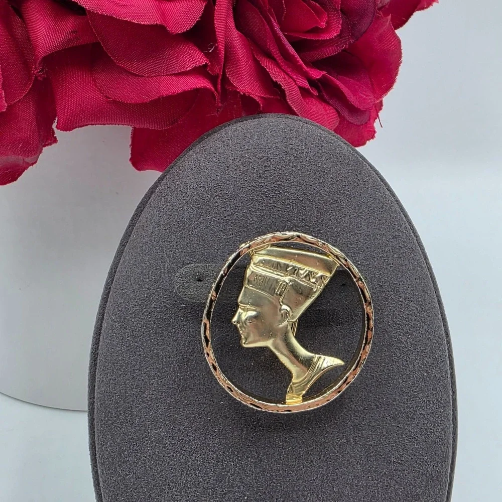Nefertiti Bust Pendant Brooch Gold Tone‎ Circular Frame Egyptian Queen Jewelry